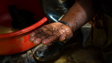 Joyería sostenible Joyería sostenible. Un trabajador sostiene una amalgama que luego será llevada al fuego para que se separe el oro y se evapore el mercurio (ONU Medio Ambiente)