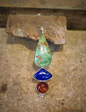 Colgate de plata con turquesa natural, lapislázuli y ámbar