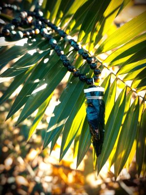 Collar de abalorios + colgante de obsidiana negra y plata