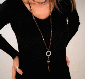 Collar de abalorios de madera y piedra lluvia de oro